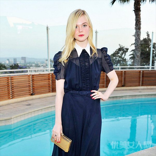 · (Elle Fanning)